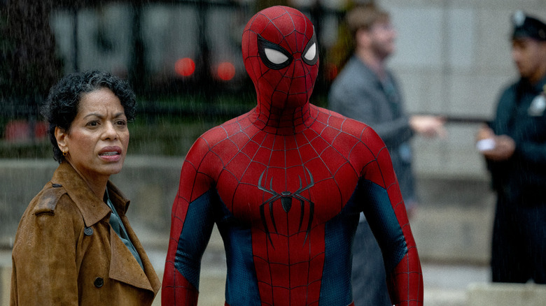 Spider-Man talking to detective Jean DeWolff in Spider-Man: Brand New Day