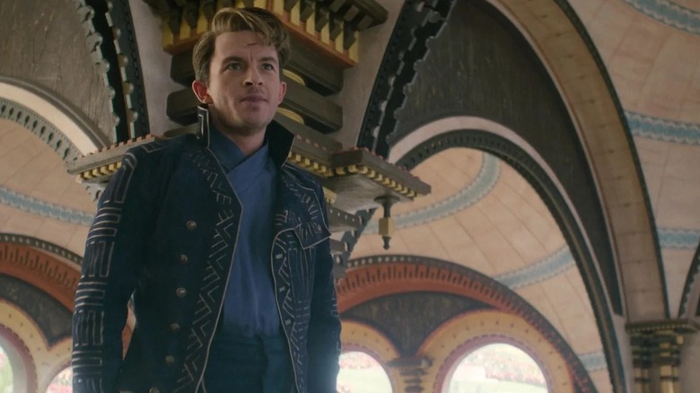 Fiyero Jonathan Bailey, di Shiz Academy, terlihat offscreen di Wicked
