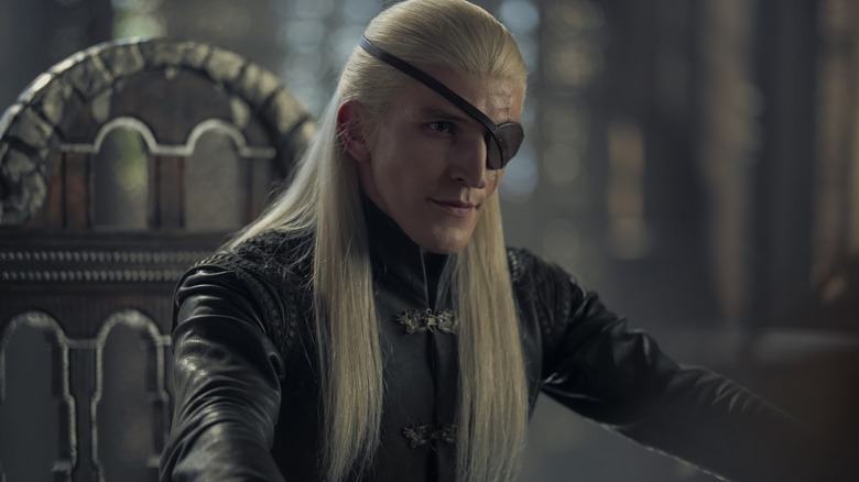 హౌస్ ఆఫ్ ది డ్రాగన్‌లోని చిన్న కౌన్సిల్ గదిలో ఏమండ్‌గా ఇవాన్ మిచెల్ కూర్చున్నాడు