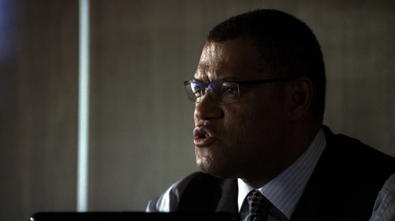 Laurence Fishburne mientras Raymond Langston habla mientras se sienta detrás de una pantalla de computadora en CSI