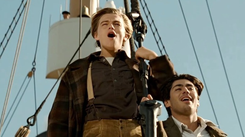 Jack et Fabrizio debout à l'avant du Titanic dans Titanic (1997)