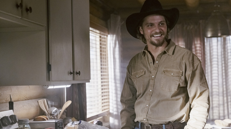 కైస్ డటన్ మార్షల్స్‌లో తన శత్రువులను ఎలా ఉత్తమంగా తీర్చిదిద్దాలో గుర్తించినట్లుగా నవ్వుతూ ఉన్నాడు