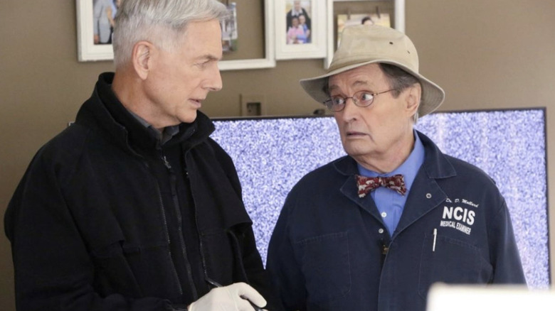 Leroy Jethro Gibbs de Mark Harmon e Ducky Mallard, de David McCallum, falando no NCIS