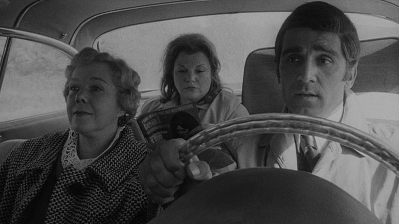 Shirley Stoler y Tony Lo Bianco como Martha y Ray conducen con una de sus víctimas en los asesinos de luna de miel