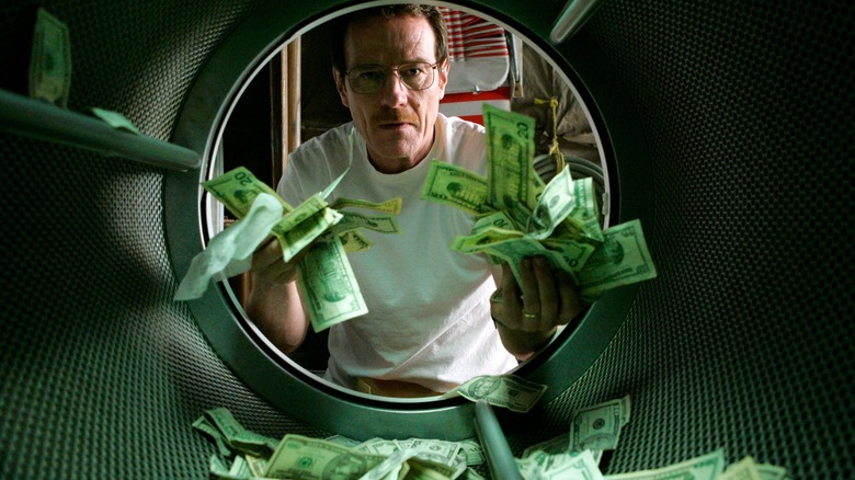 Bryan Cranston colocando dinheiro em uma secadora em Breaking Bad