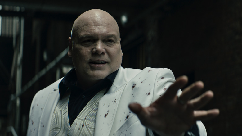 Kingpin standing in the alley in his white suit in Hawkeye