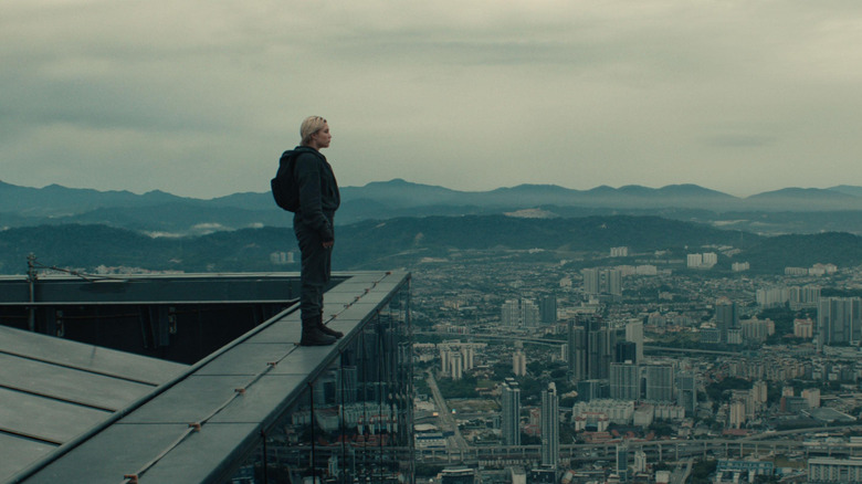 Yelena standing on a building's edge, looking out over a city in Thunderbolts*