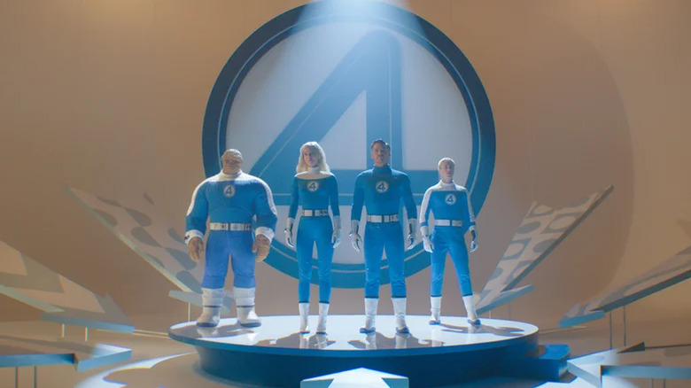 O Quarteto Fantástico posando na frente de um Giant Four no Fantastic Four: Primeiros passos