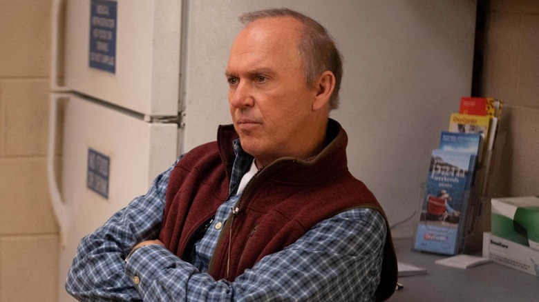 Michael Kitan in the role of Samuel Phoenix in Doppesik, crossing his hands and looks at something outside the screen