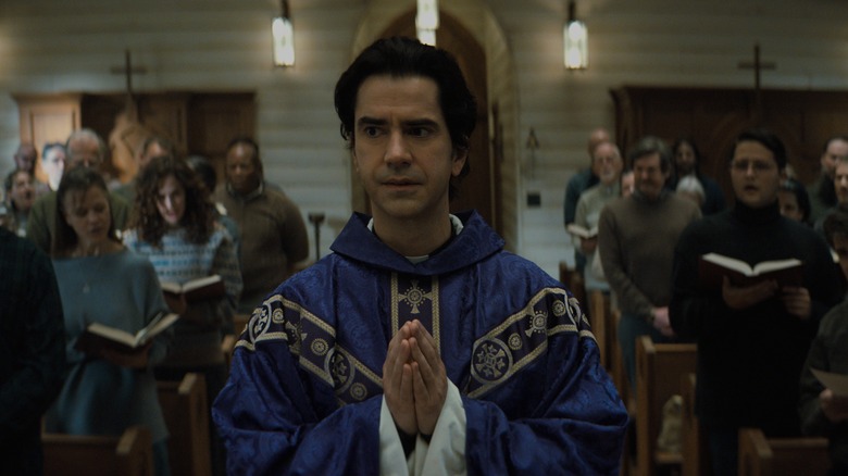 Hamish Linklater in Midnight Mass