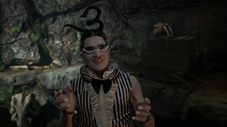 వన్ పీస్ సీజన్ 2లో మిస్టర్ 3గా డేవిడ్ దస్త్మాల్చియాన్ చీకటి గుహలో నిలబడి చేతులు చాచాడు