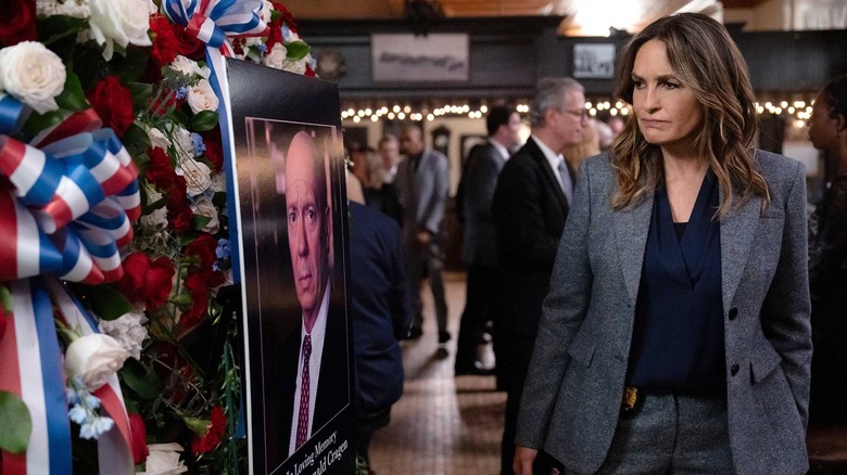 சட்டம் மற்றும் ஒழுங்கு தொடர்பான க்ரேகனின் இறுதி ஊர்வலத்தில் ஒலிவியா: சிறப்புப் பாதிக்கப்பட்டோர் பிரிவு