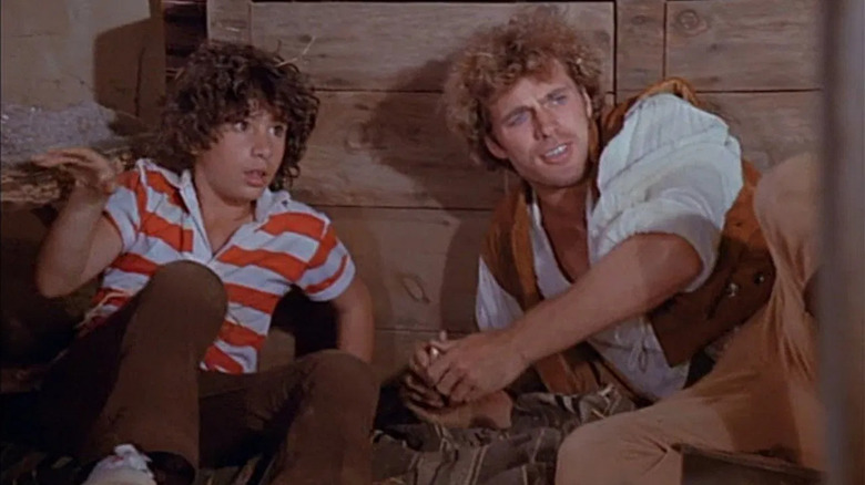 Jeffrey dan Phineas duduk di tanah di Voyagers!