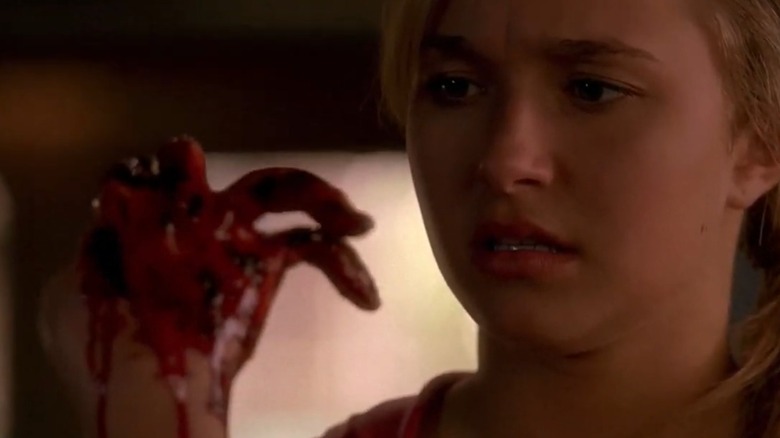 Claire Bennett melihat tangannya yang berdarah di Heroes