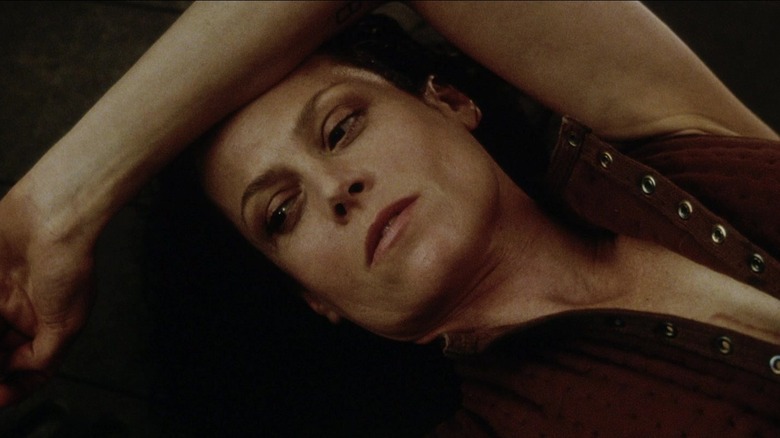 Ripley 8 luiert op de grond in Alien: Resurrection