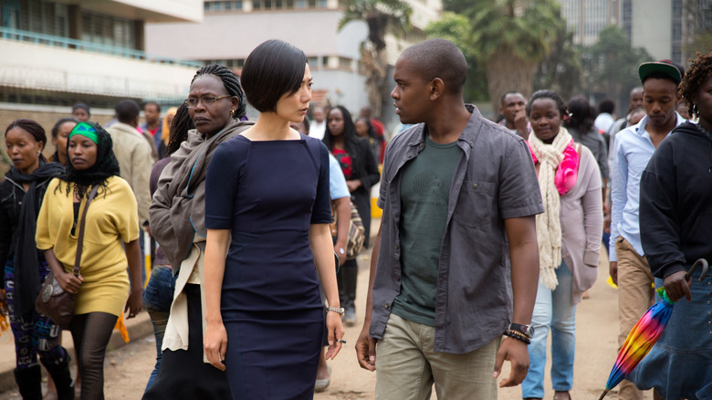 Capheus and Sun talking to each other on the street in Nairobi in Sense8