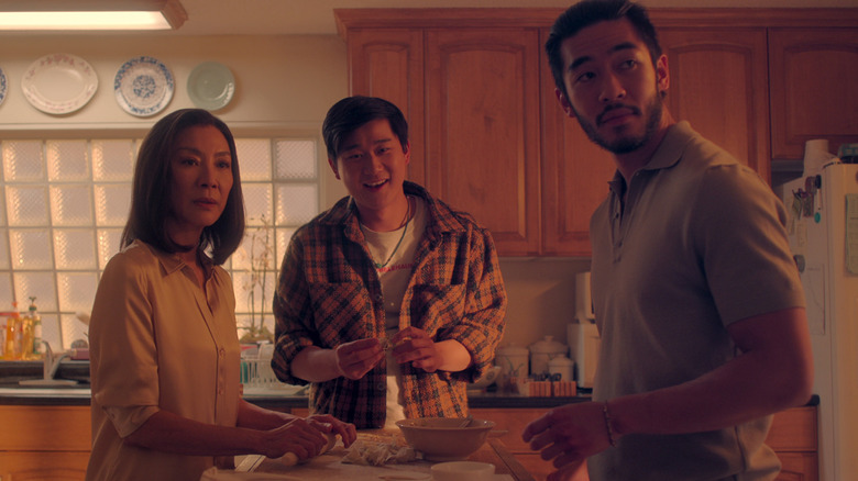 Seluruh keluarga Sun dari drama Netflix, The Brothers Sun