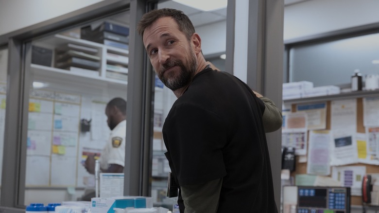 रॉबी त्याच्या खांद्यावर द पिटकडे पाहत आहे