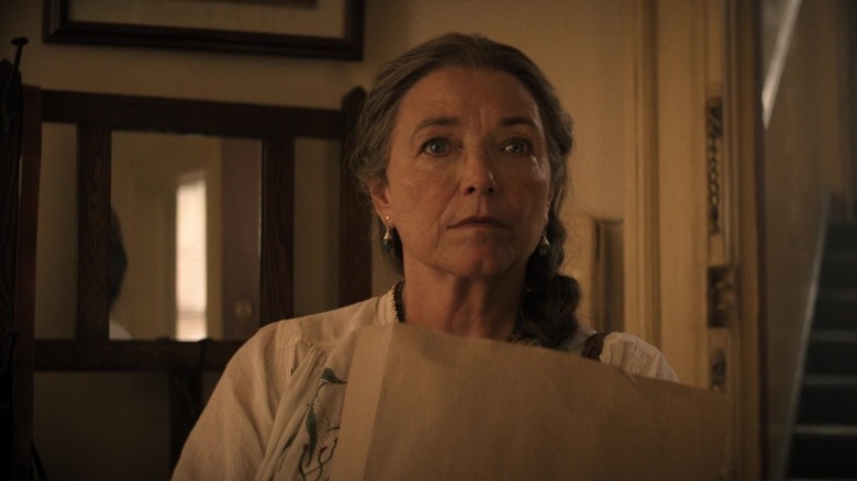 Marion met een zak boodschappen in Indiana Jones and the Dial of Destiny