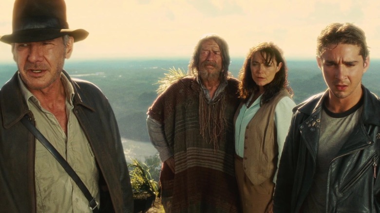 Indiana, Ox, Marion en Mutt staan samen in Indiana Jones and the Kingdom of the Crystal Skull