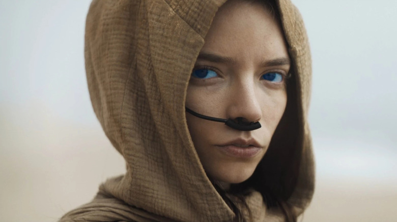 Close Up of Alia de Dune: Parte Dois, olhando diretamente para a câmera