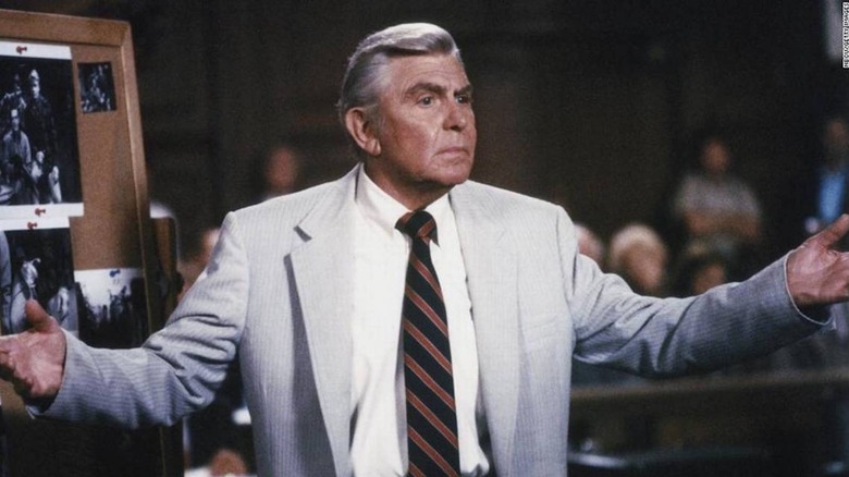 Andy Griffith como Ben Matlock extiende las manos en la sala del tribunal de Matlock