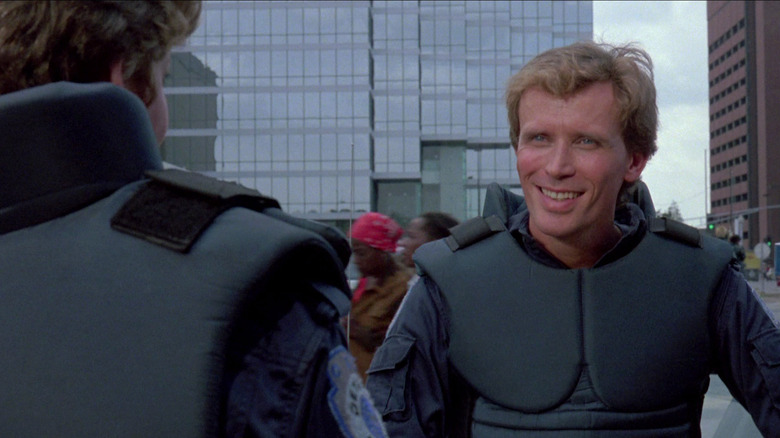Peter Wler um Alex Murphy antes de se tornar um Robocop