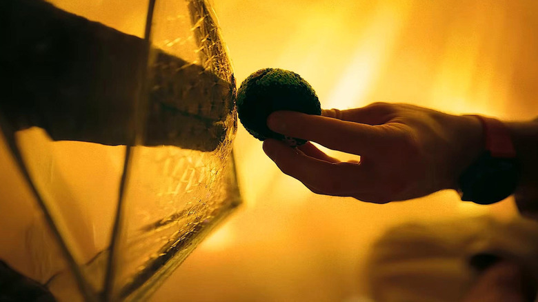 ప్రాజెక్ట్ హేల్ మేరీలో రాకీ వాయిస్‌గా జేమ్స్ ఓర్టిజ్‌కి భూమి ఆకారంలో ఉన్న బంతిని పట్టుకున్న రైలాండ్ గ్రేస్ పాత్రలో ర్యాన్ గోస్లింగ్