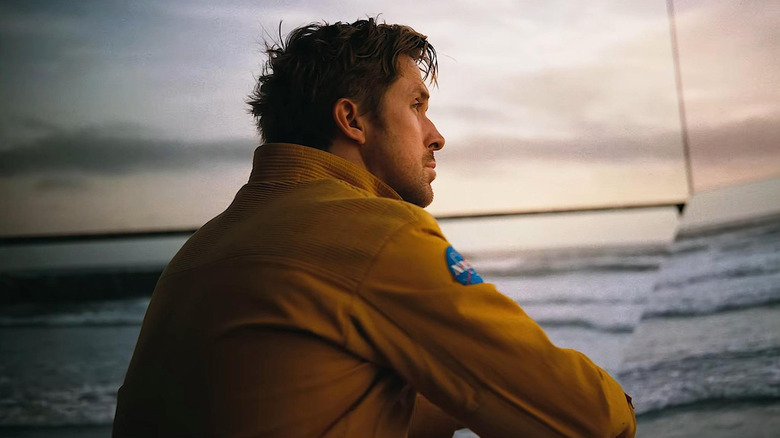 ప్రాజెక్ట్ హేల్ మేరీలో బీచ్ స్క్రీన్ ప్రొజెక్షన్ పక్కన ఉన్న గదిలో రైలాండ్ గ్రేస్‌గా ర్యాన్ గోస్లింగ్ కూర్చున్నాడు