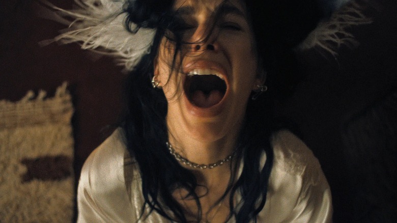 समथिंग व्हेरी बॅड इज गोइंग टू हॅपनच्या ट्रेलरमध्ये राहेल वेदनेने ओरडते