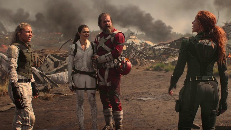 Yelena (Florence Pugh), Melina (Rachel Weisz), Red Guardian (David Harbor) e Viúva Negra (Scarlett Johansson) entre os destroços da sala vermelha na Viúva Negra da Black
