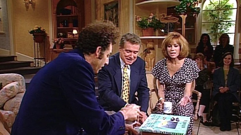 Michael Richards in the role of Kramer demonstrates his book from the magazines of the Regis Filbin and Katie Le Giford in Seinfeld