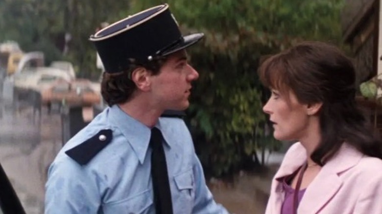 Margot Kidder as Lois Lane talking to a cop in Superman II