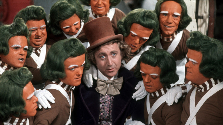 Willy Wonka entre Oompa-Loompas em Willy Wonka e The Chocolate Factory