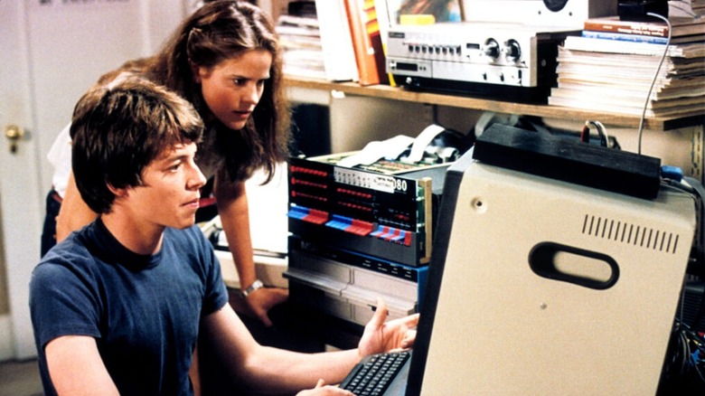 Matthew Broderick sebagai David Lightman dan Ally Sheedy sebagai Jennifer Mack melakukan beberapa peretasan di wargames