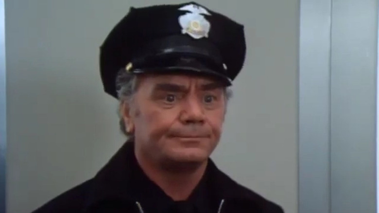 ఫ్యూచర్ కాప్‌లో ఆఫీసర్ జో క్లీవర్ కలత చెందుతున్నాడు