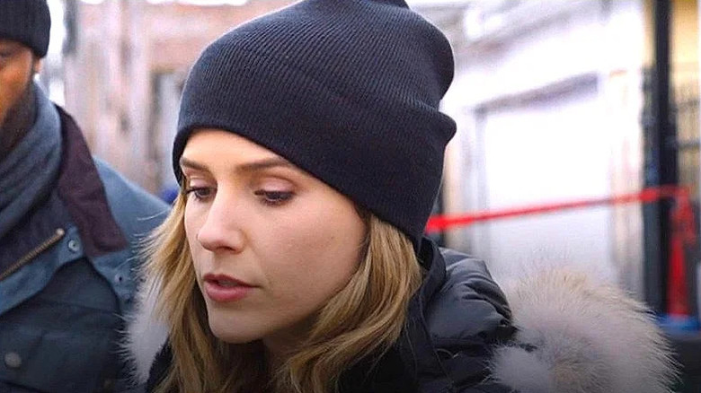 Erin Lindsay de Sophia Bush carries a hat on chicago pd