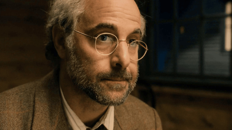 Stanley Tucci como Dr. Erskine, amigo do Capitão América, em close-up