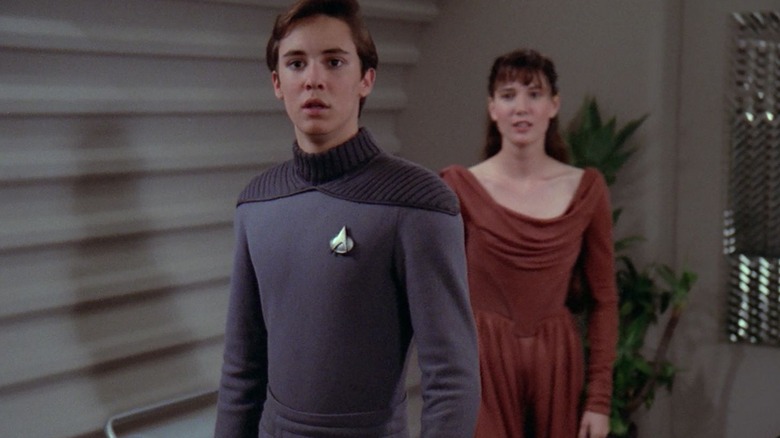 Wesley berdiri di depan Anya di Star Trek: The Next Generation