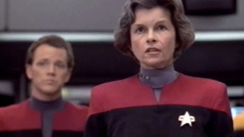 Captain Janouway, as played by Geneva Bougdold, in a deleted scene from Star Treke: Voyageer