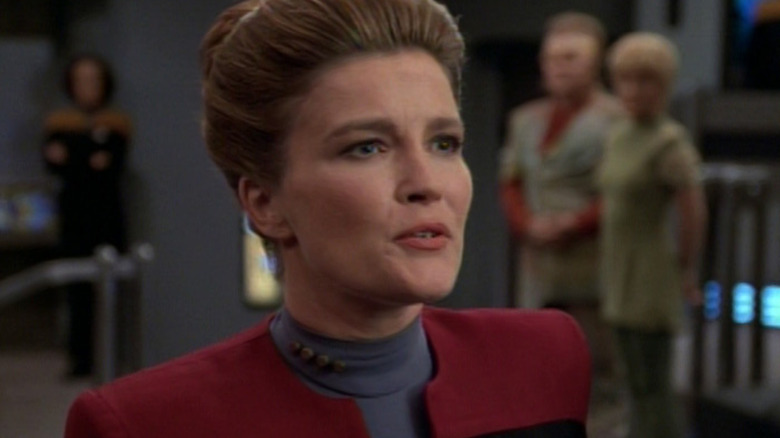 Captain Janouway on her ships bridge on Star Trik: Voyager