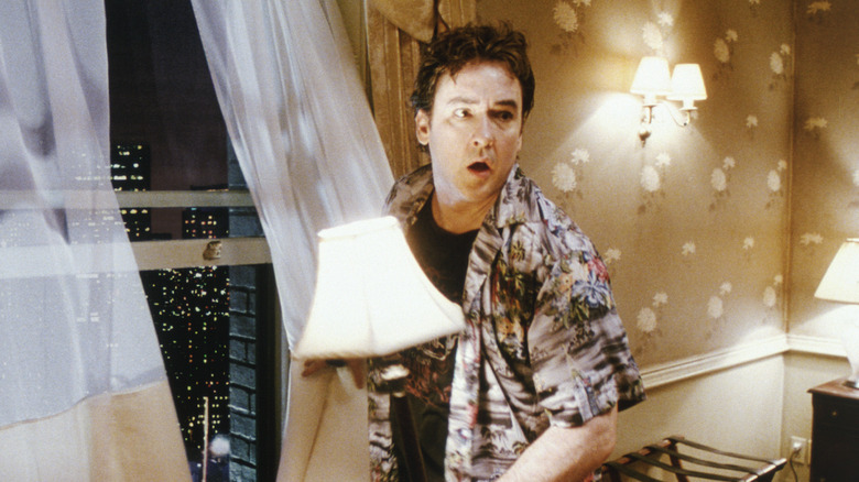 John Cusack holding lamp 1408