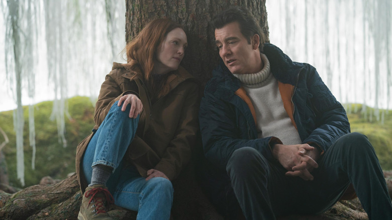 Lisey (Julianne Moore) and Scott (Clive Owen) sitting beneath a tree in Lisey's Story