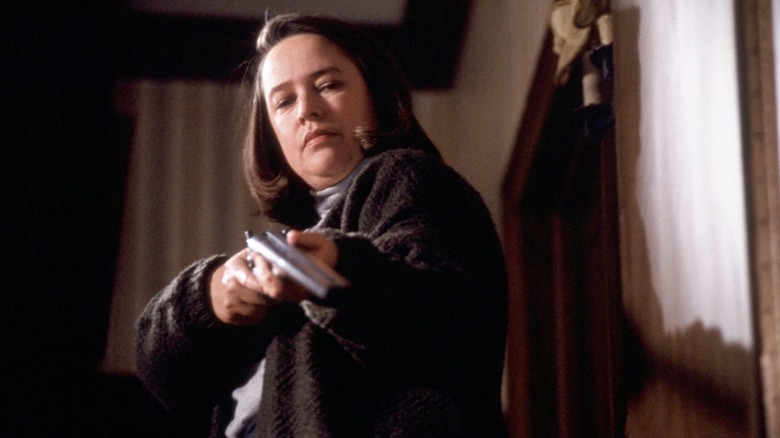 Miseria, Annie lleva un arma.