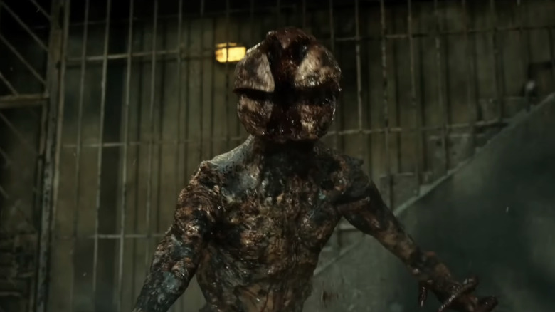 A Demogorgon attacks inside a prison courtyard in Stranger Things