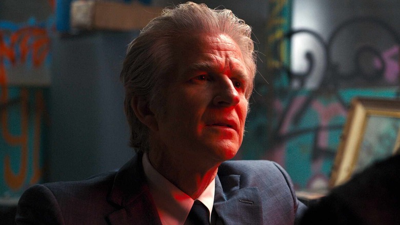 Matthew Modine sebagai Dr. Brenner tampak prihatin dalam Stranger Things