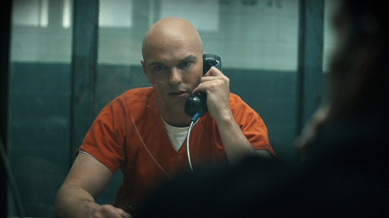 Nicholas Hoult sebagai Lex Luthor Berbicara dengan Frank Grillo sebagai Bendera Rick di Penjara di Peacemaker Season 2