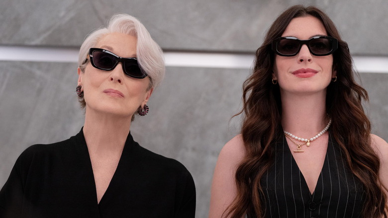 Maryl Steep als Miranda en Anne Hathaway als Andy in een lift in The Devil Wears Prada 2