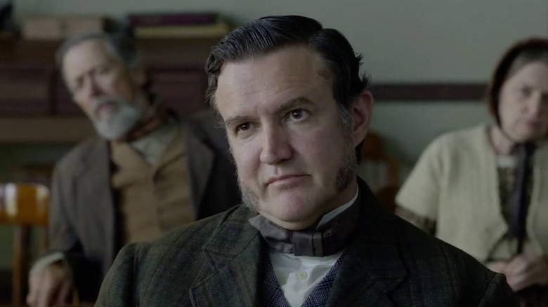 ஃப்ரீ ஸ்டேட் ஆஃப் ஜோன்ஸில் அமர்ந்திருக்கும் ஜேம்ஸ் ஈக்கின்ஸாக ஜோ கிரெஸ்ட்