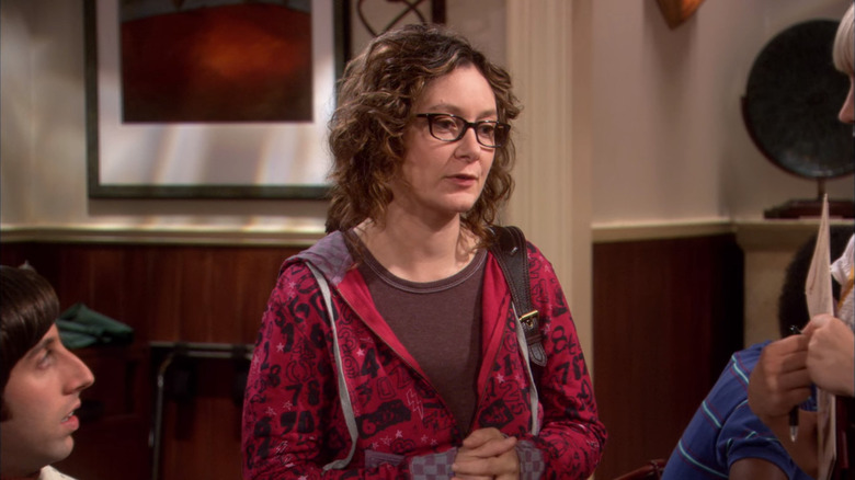 Sara Gilbert as Leslie Winkle wearing glasses on The Big Bang Theory